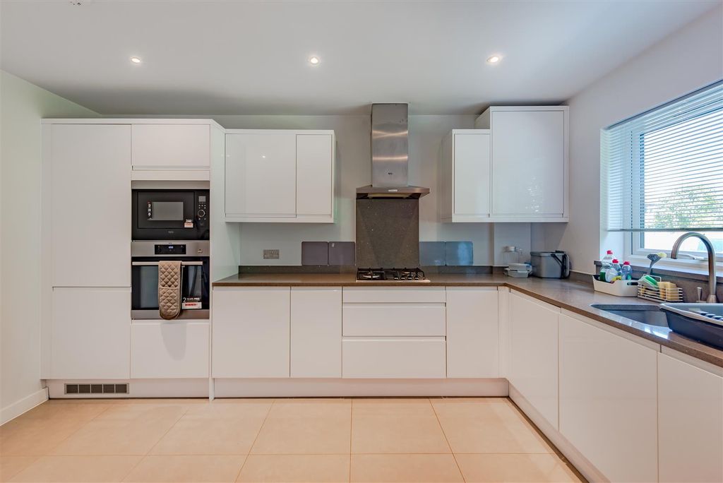 Property photo 3 of 14 4 Maplewood 19.Jpg