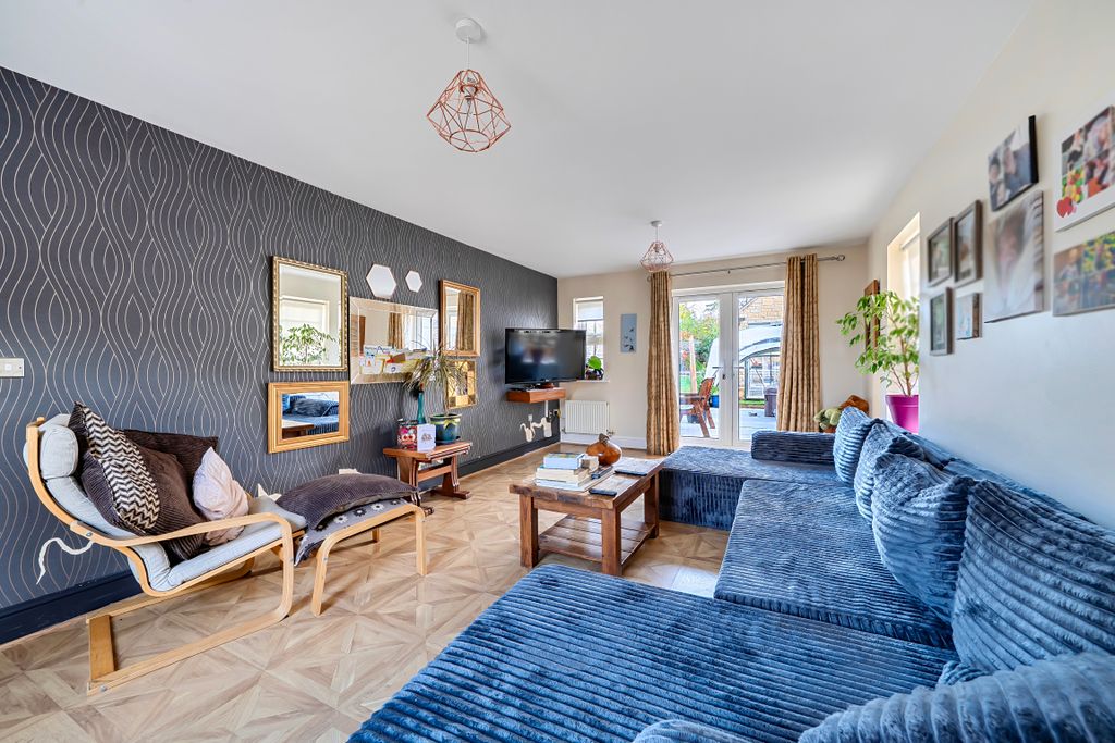 Property photo 2 of 13 15261643