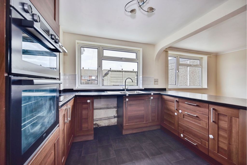 Property photo 3 of 21 Kitchen