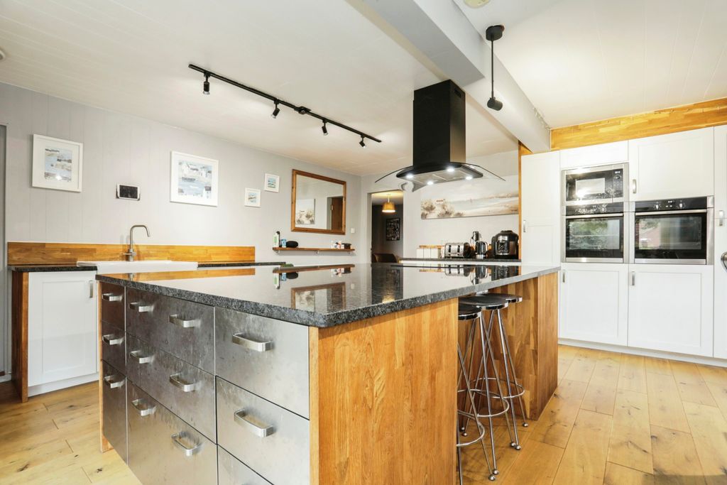 Property photo 2 of 31 Kitchen/Breakfast