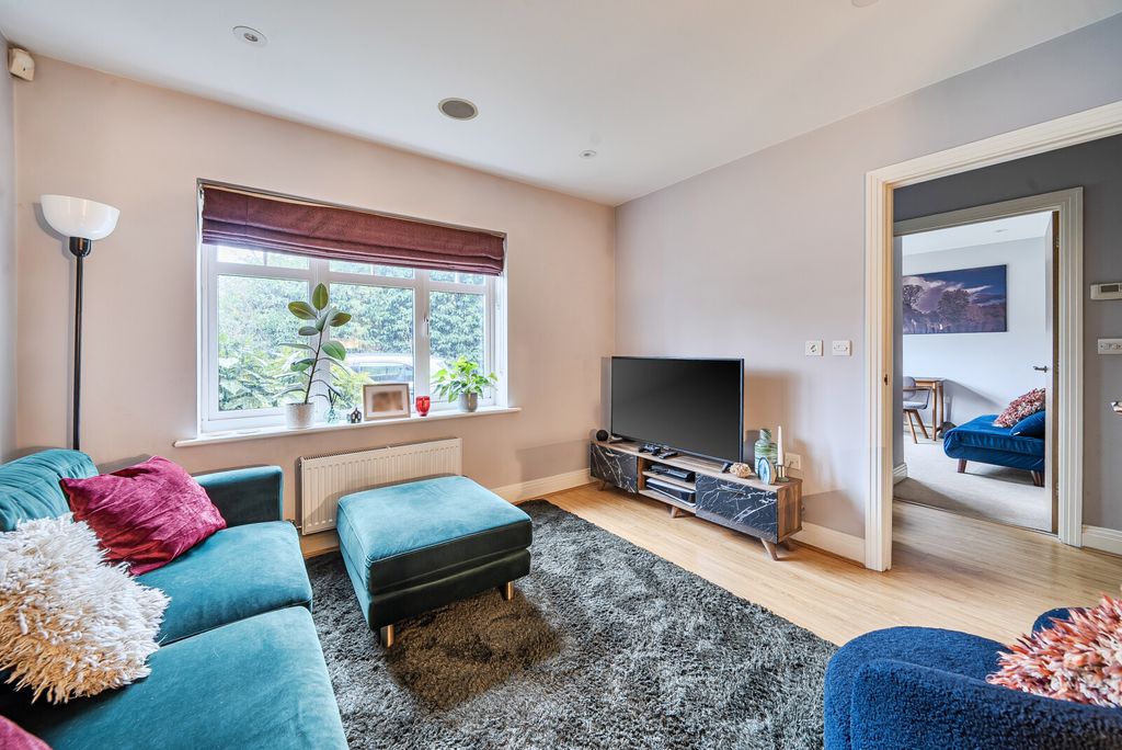 Property photo 2 of 13 1408190-11-6984c4...