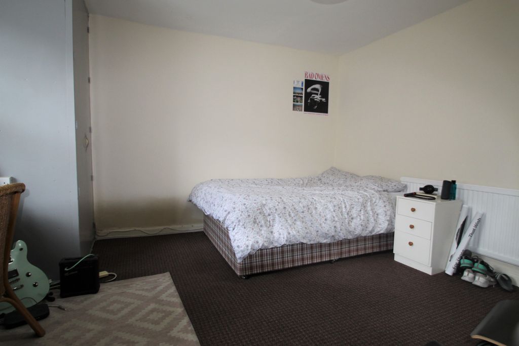 Property photo 3 of 12 Bedroom 1- Angle 2