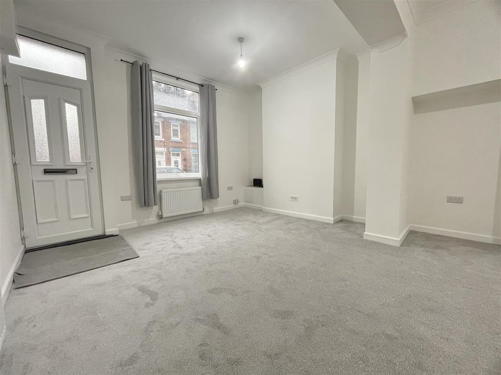 Property photo 3 of 20 Lounge