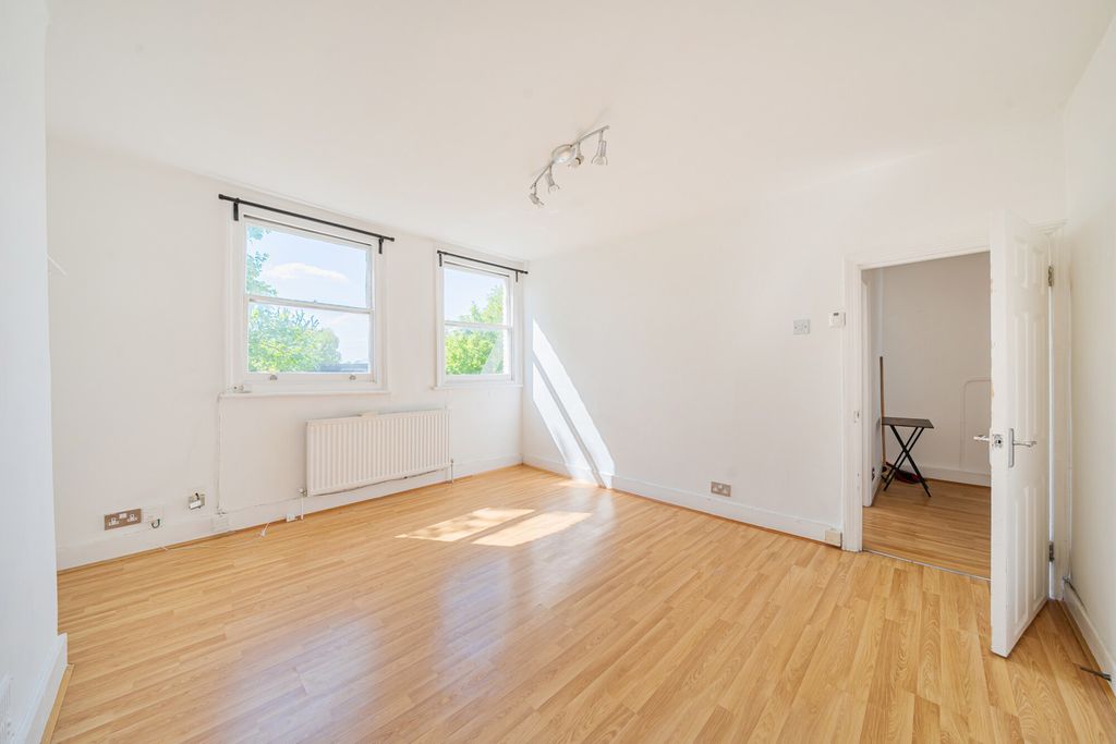 Property photo 3 of 14 1453013-11-69F0Bf...