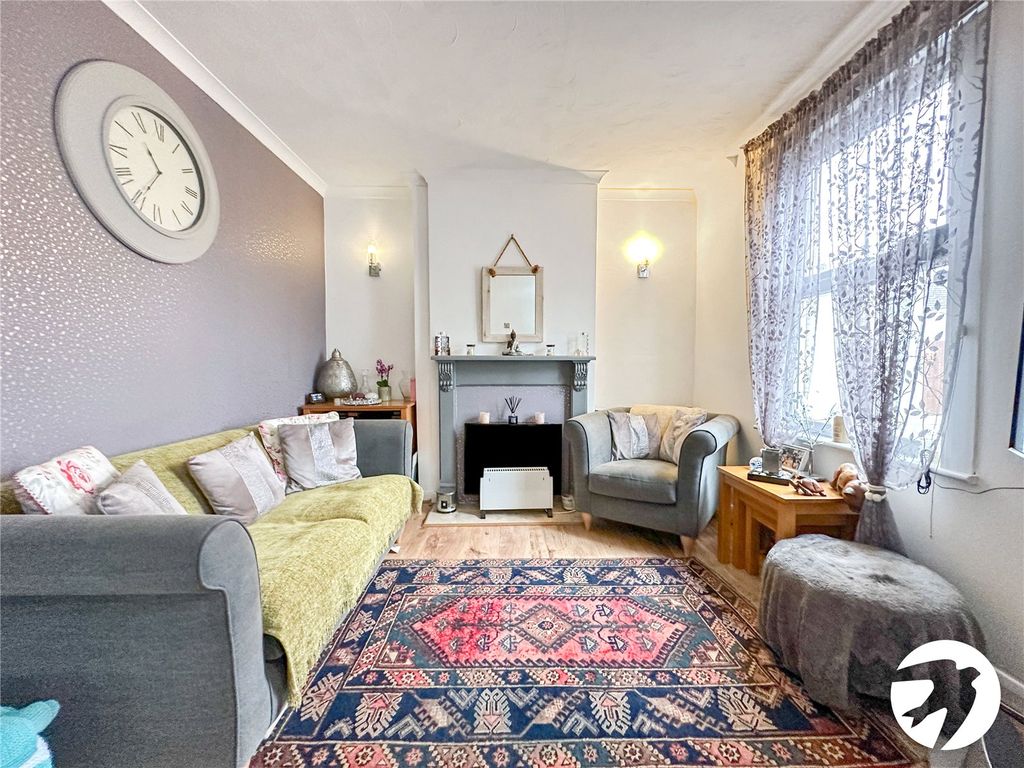 Property photo 2 of 11 Lounge