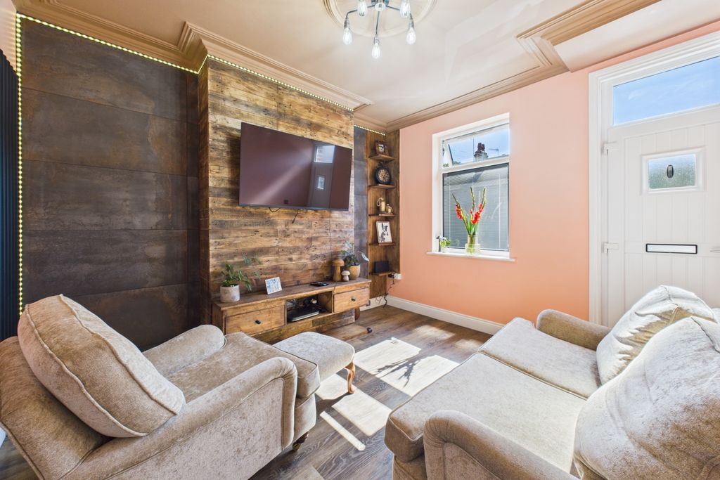 Property photo 2 of 16 Lounge