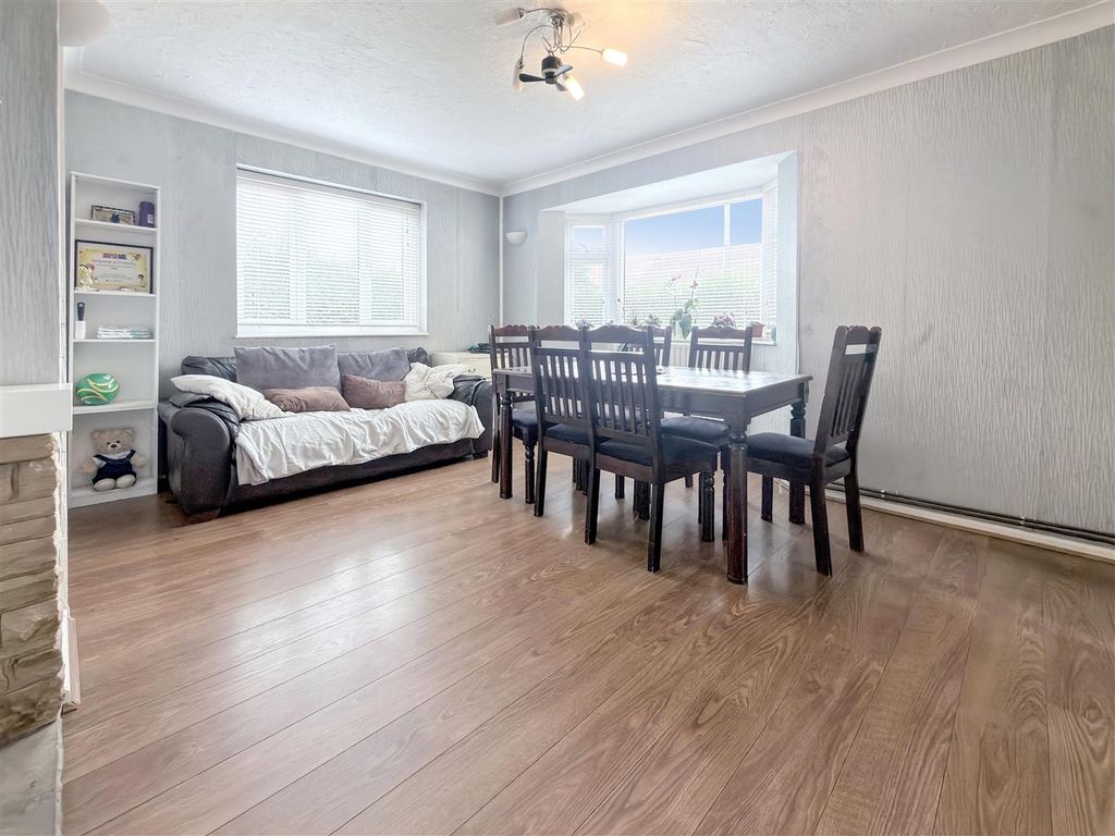 Property photo 3 of 14 Living..Jpg