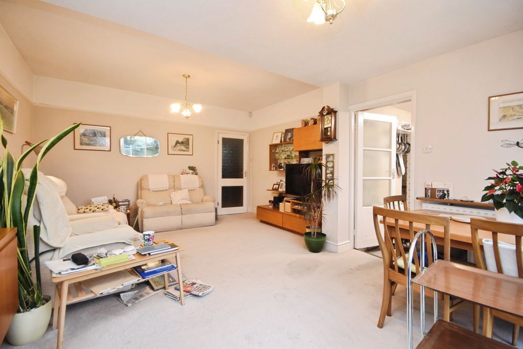 Property photo 2 of 18 Lounge