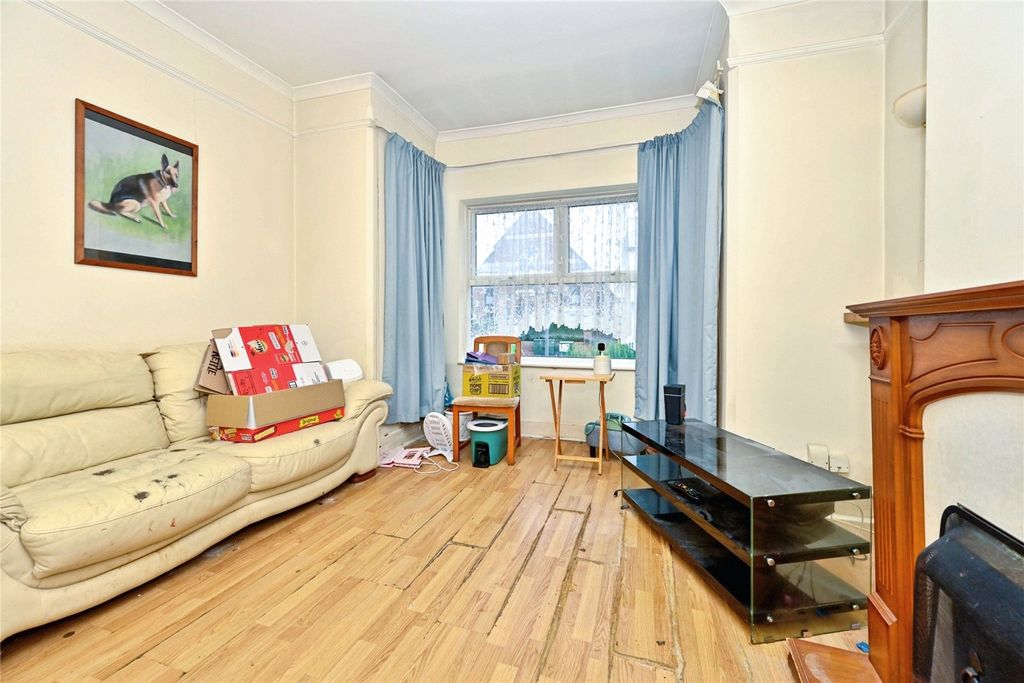 Property photo 3 of 12 Lounge