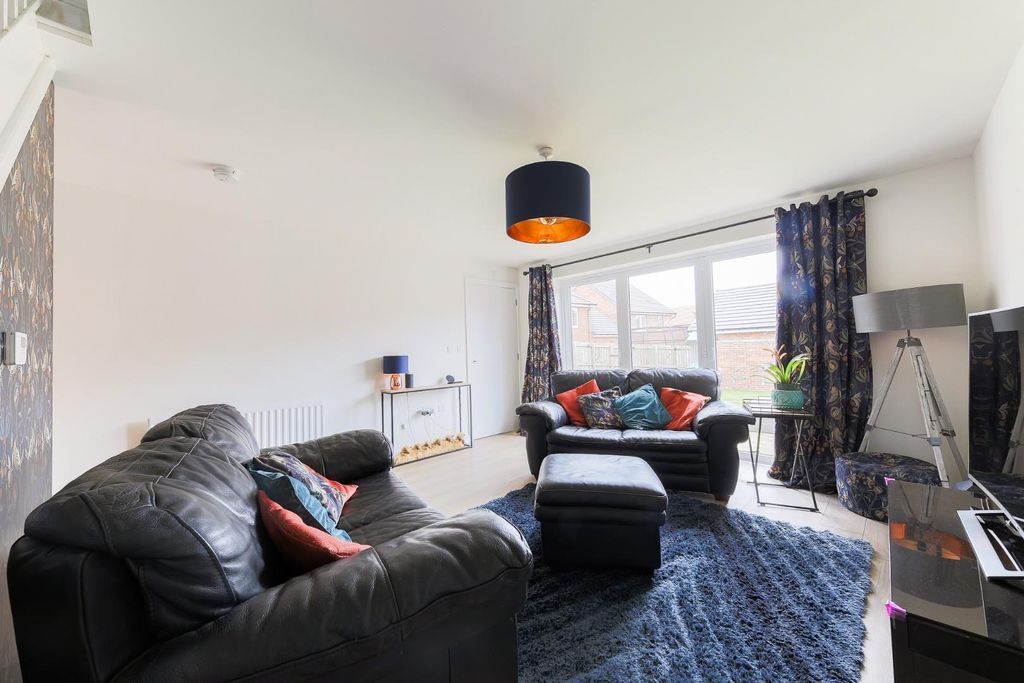 Property photo 3 of 18 Lounge.Jpg