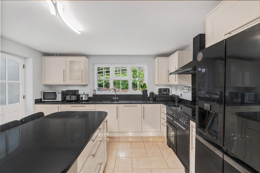 Property photo 3 of 22 3 Walsingham Close, Bloxham-10.Jpg