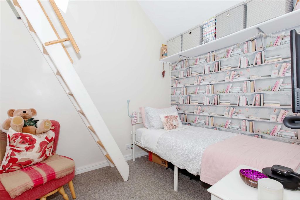 Property photo 2 of 15 Meadow Close_11.Jpg