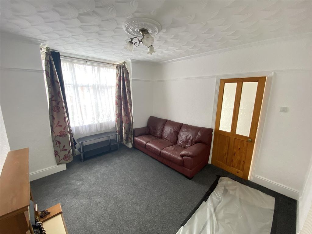 Property photo 3 of 15 Lounge