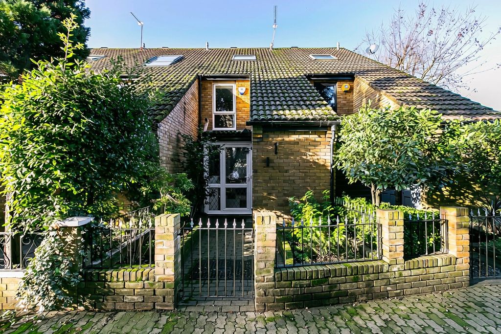 Property photo 2 of 24 Frontgarden-2