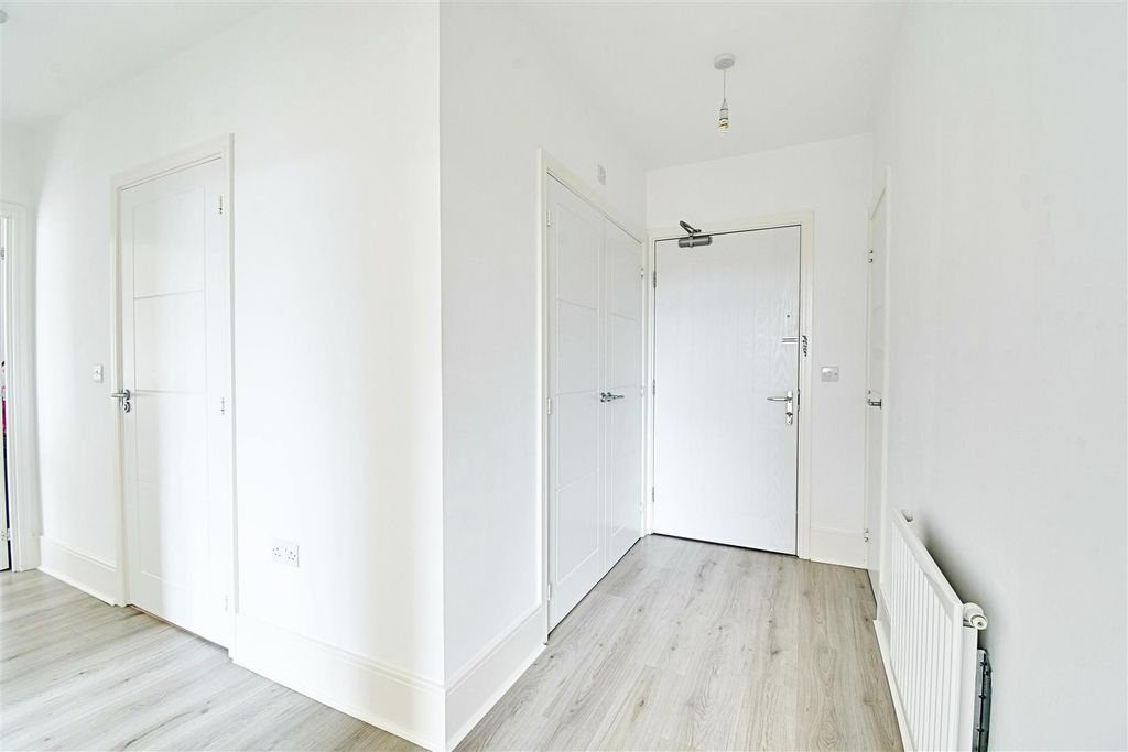 Property photo 3 of 20 Hall 1.Jpg
