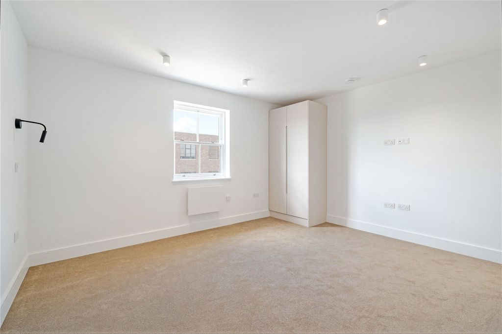 Property photo 3 of 22 Picture No. 02