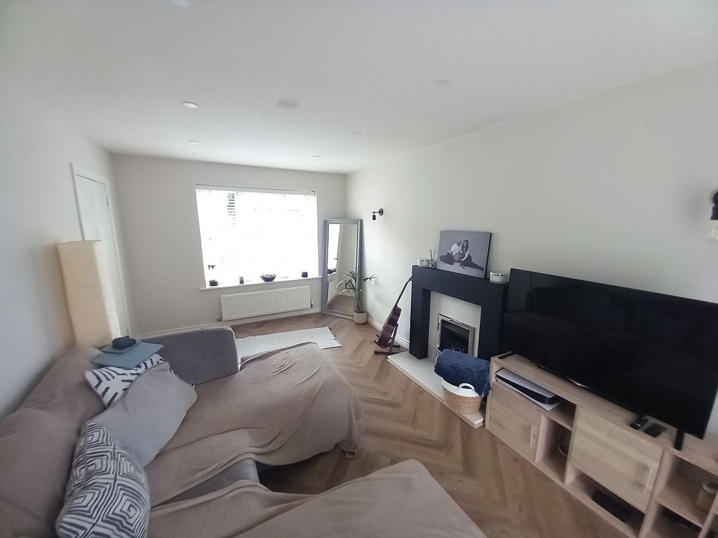 Property photo 3 of 14 Lounge