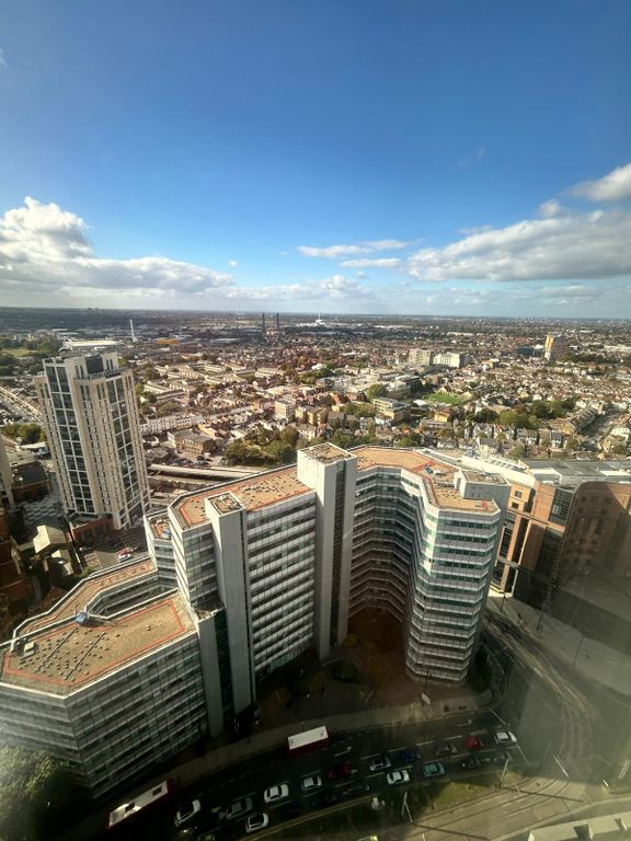Property photo 1 of 10 Stunning 29th-Floor Two-Bedroom Flat | The Pinnacle, Central Croydon