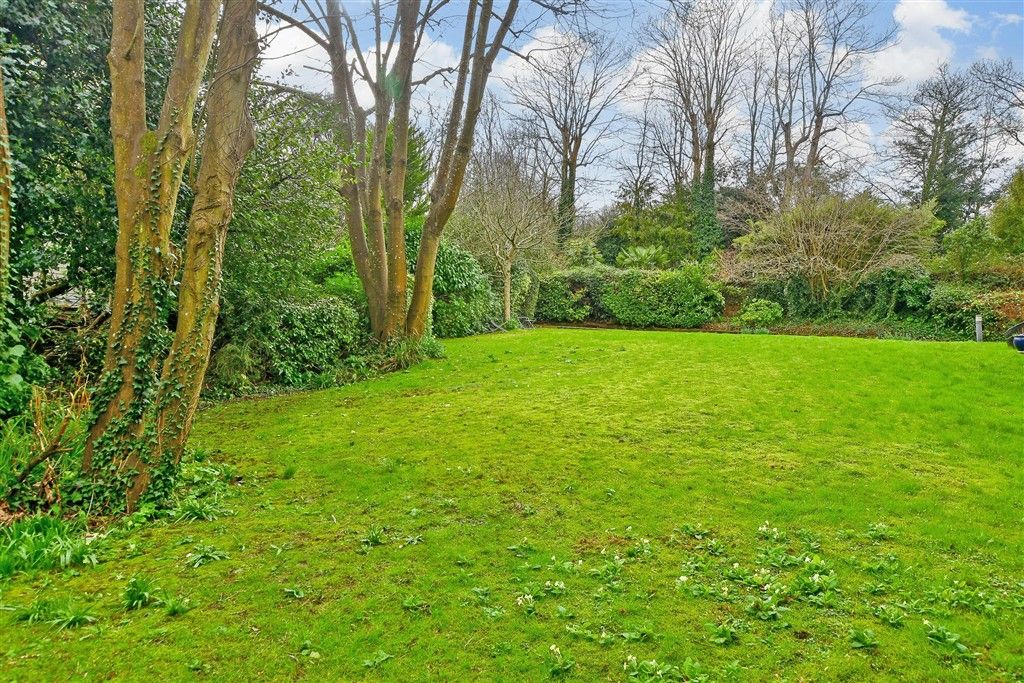 Property photo 1 of 9 Communal Gardens