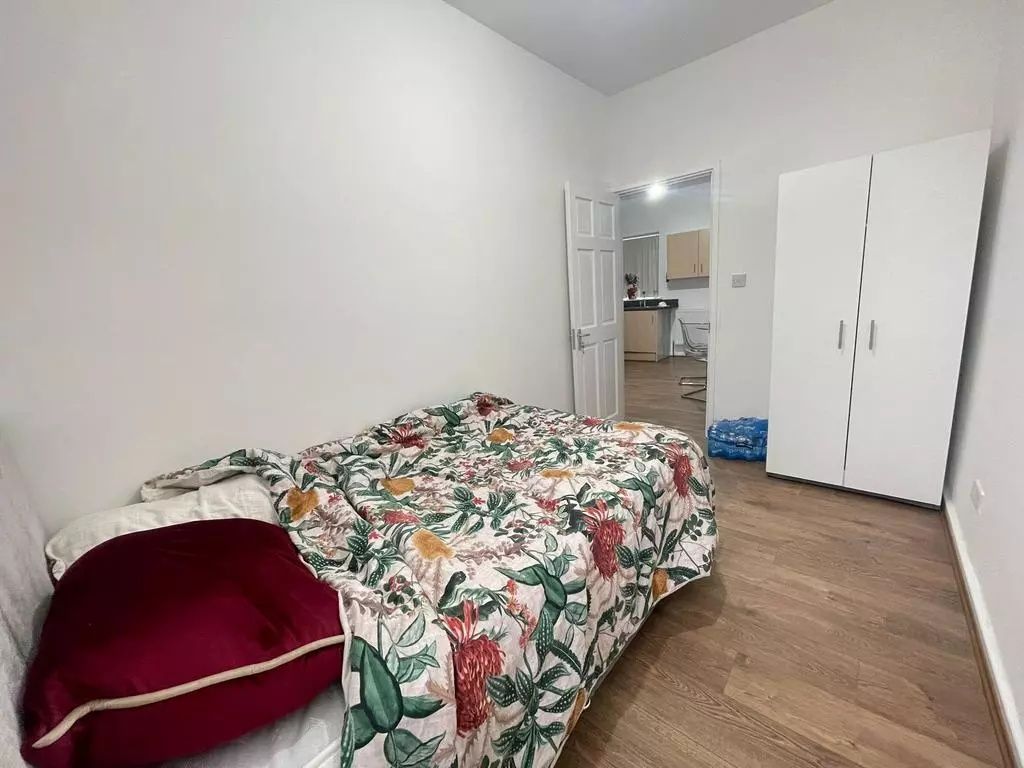 Property photo 1 of 6 A Neat And Simple Single Bedroom Featuring A Comfo...