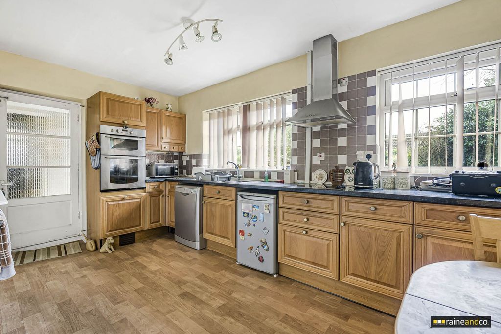 Property photo 2 of 23