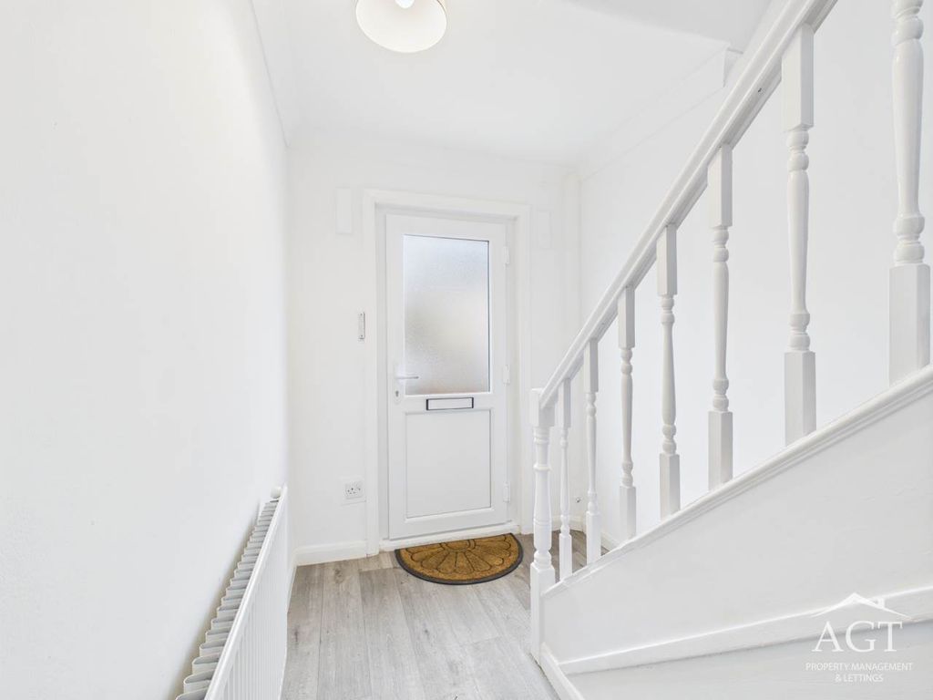 Property photo 3 of 17 Entrance Hall