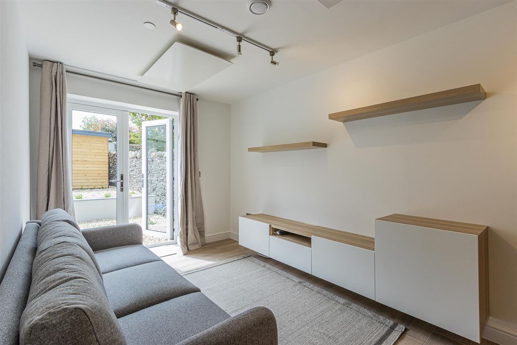 Property photo 2 of 6 Ninian Road 8, 2-4.Jpg