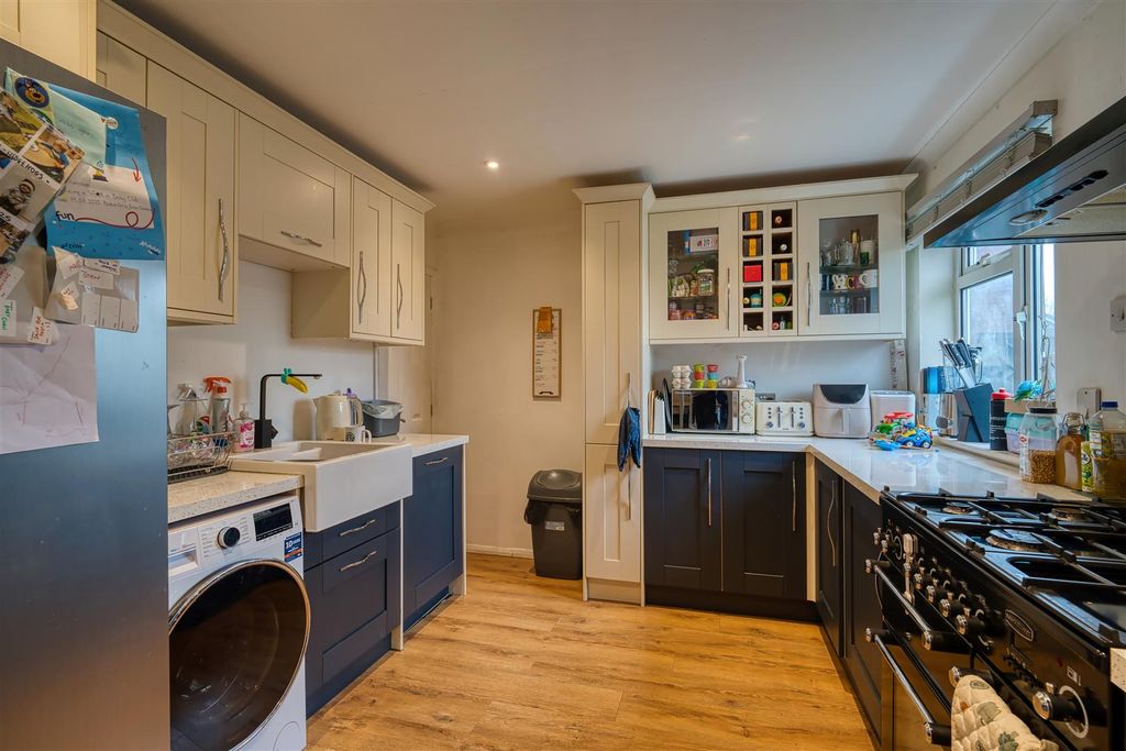 Property photo 2 of 9 Kitchen