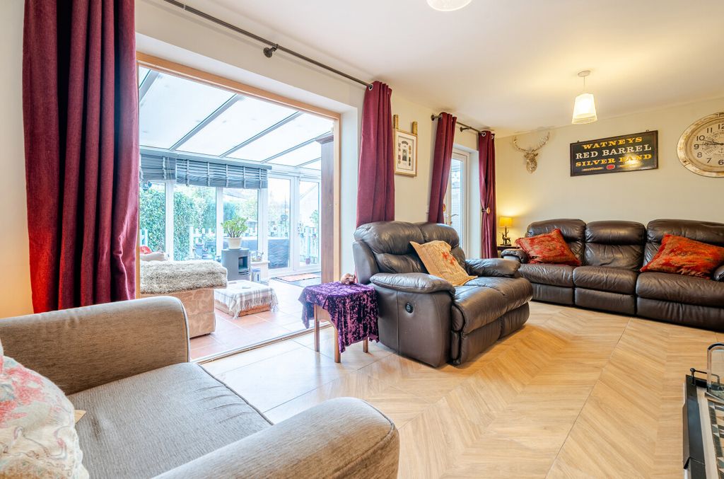 Property photo 3 of 18 1375172-7-6909dcc...