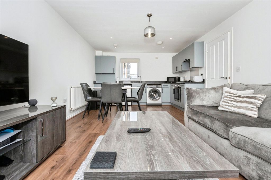 Property photo 2 of 16 Lounge