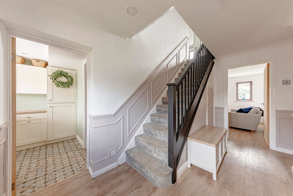 Property photo 3 of 29 Entrance Hall (2)