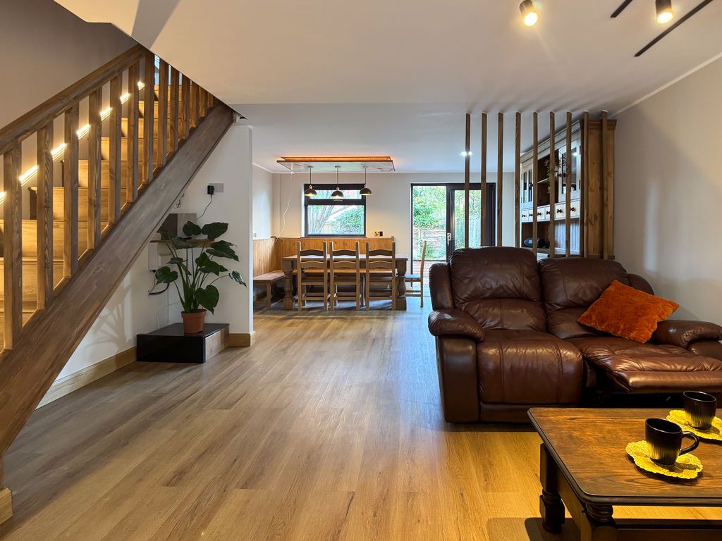 Property photo 3 of 31 Lounge
