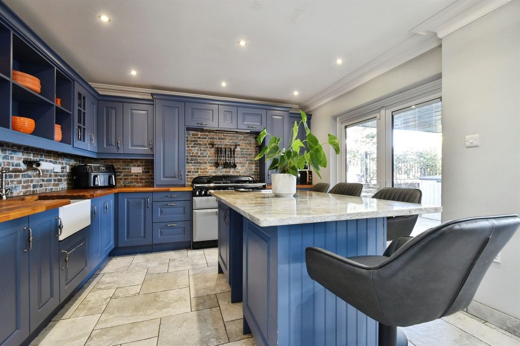 Property photo 2 of 35