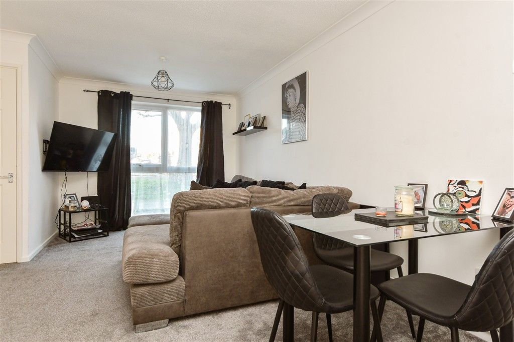 Property photo 2 of 8 Lounge