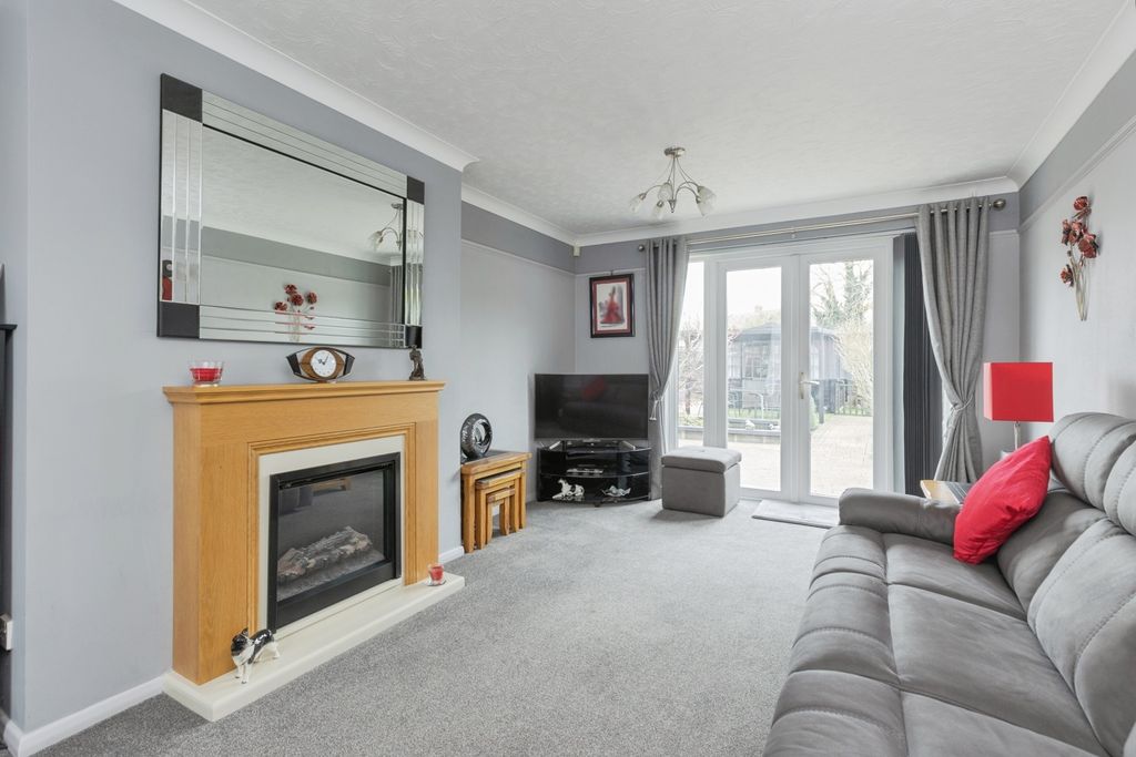 Property photo 3 of 19 Lounge