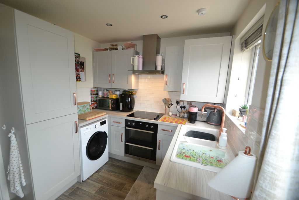 Property photo 3 of 10 Kitchen