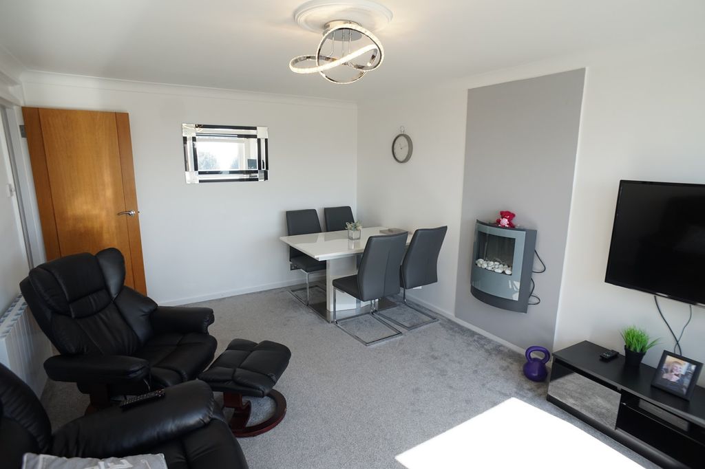 Property photo 3 of 19 Lounge
