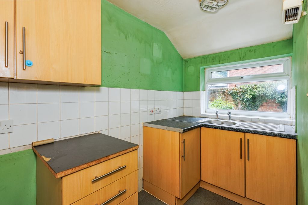 Property photo 3 of 12 Flat 3, 75 Shakespeare Road, Bedford, Bedfordshire, Mk40 2Dw