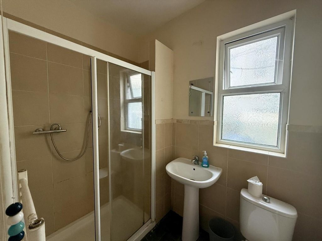 Property photo 1 of 3 86 Toilet .Jpg