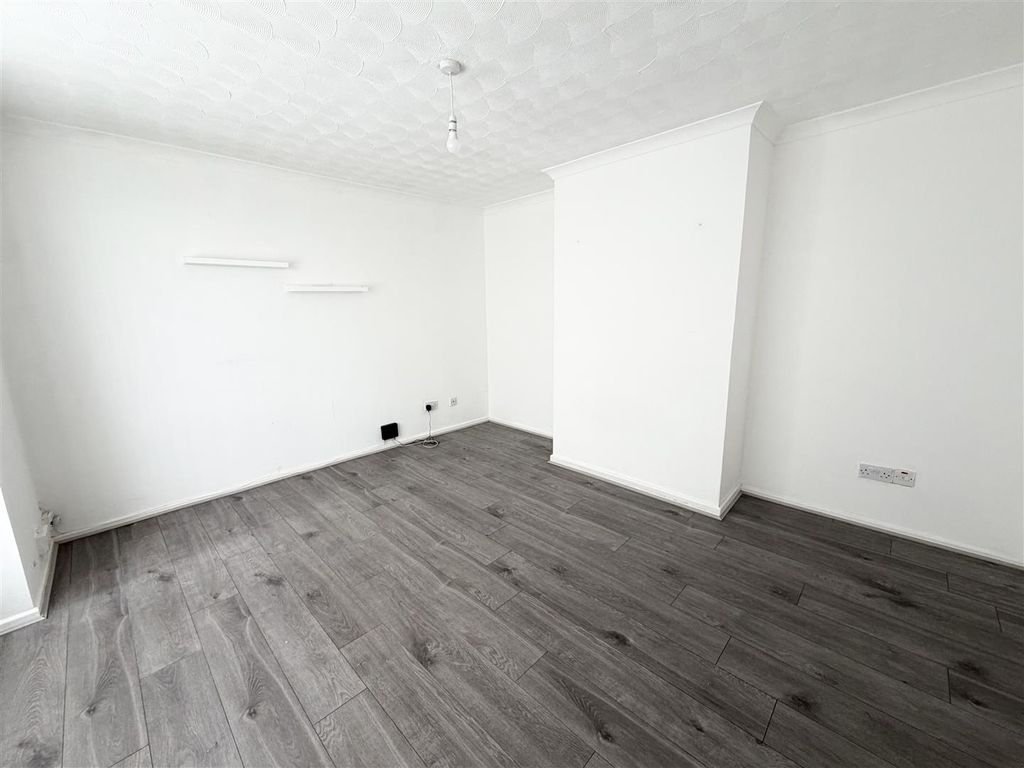 Property photo 3 of 9 Lounge