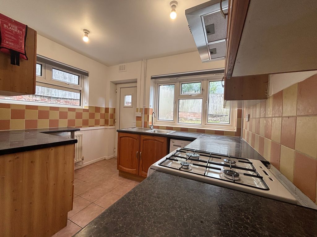Property photo 1 of 17 Fully Fitted Kitchen