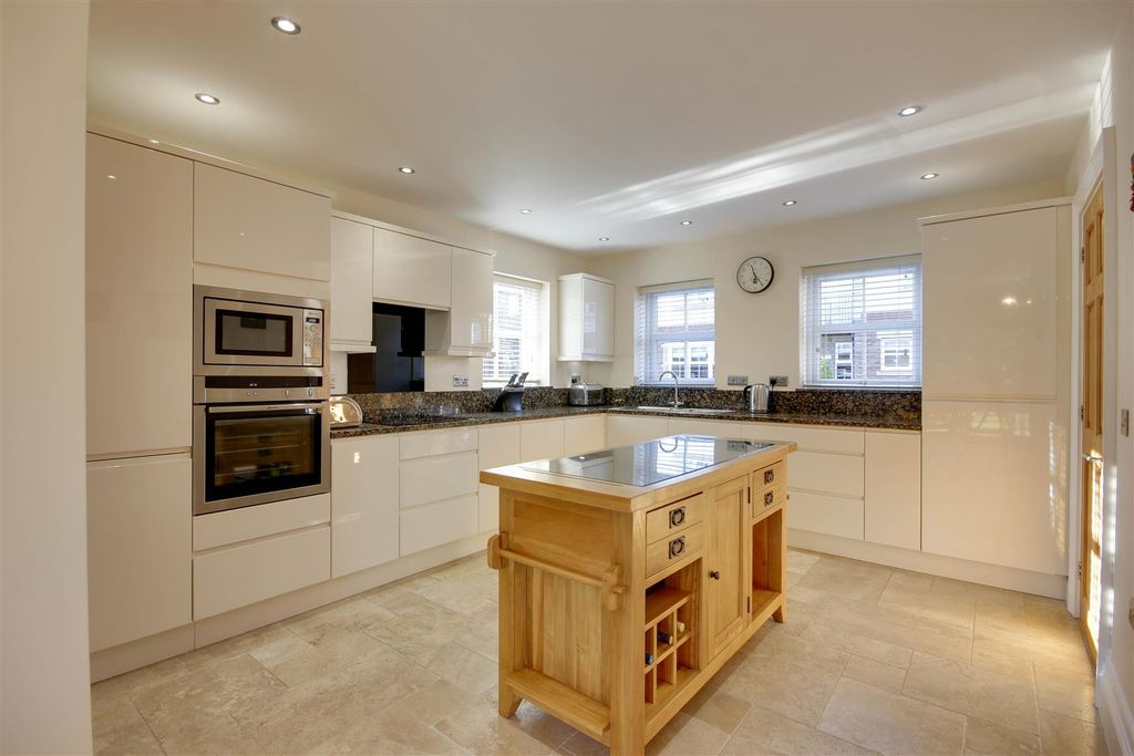 Property photo 2 of 31 Kitchen Area