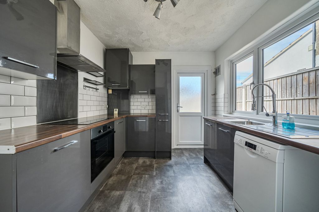 Property photo 3 of 9 Kitchen