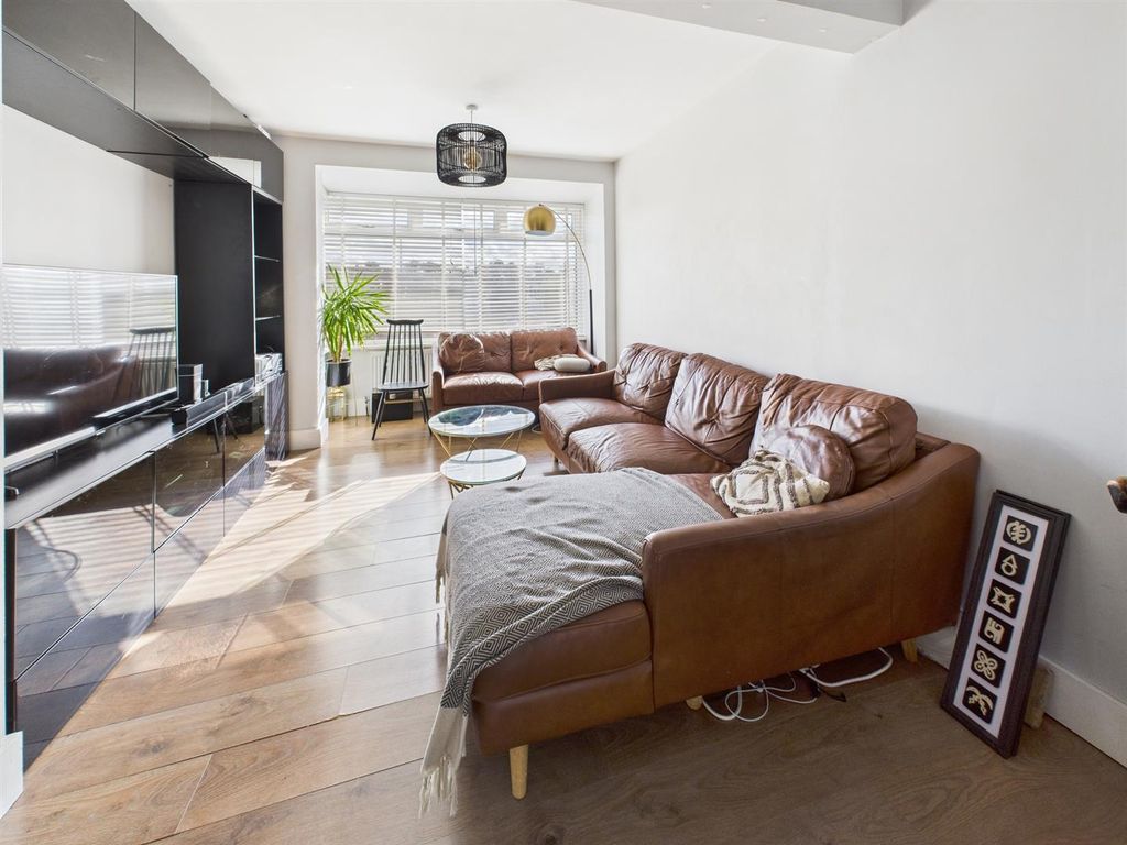 Property photo 2 of 19 Cam02885G0-Pr0501-Still005.Jpg