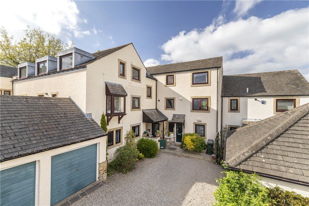 Property photo 1 of 13 Holly Court