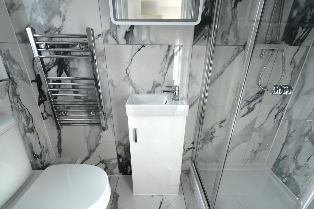 Property photo 3 of 4 Ensuite