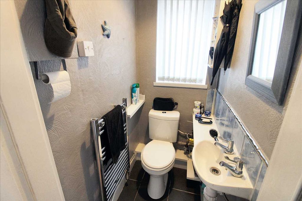Property photo 2 of 21 Cloaks/W.C