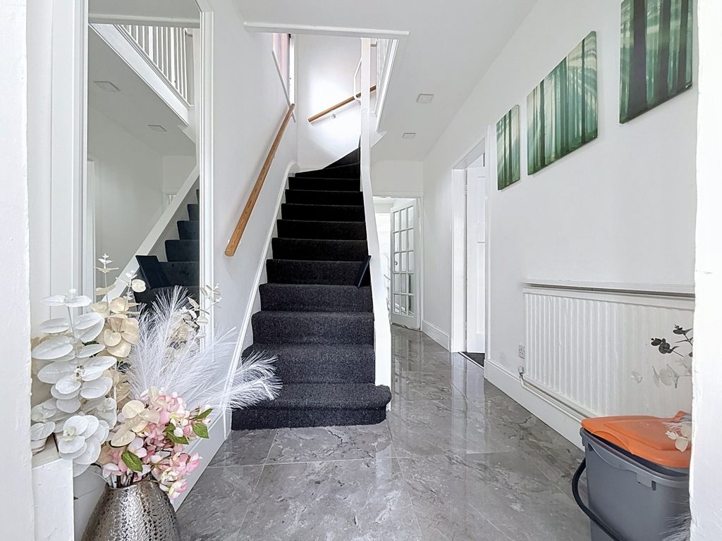Property photo 2 of 13 Entrance Hall
