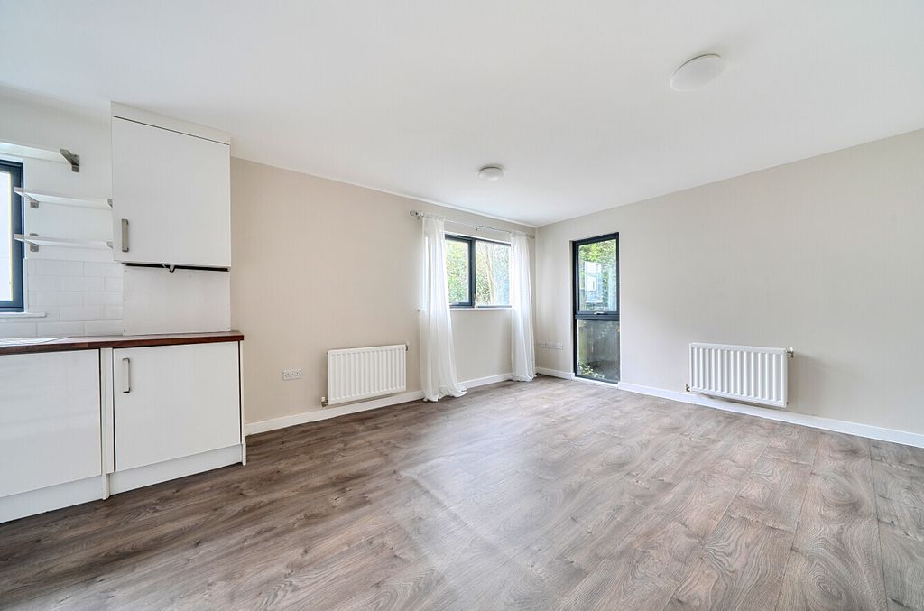 Property photo 2 of 17 Picture No. 11