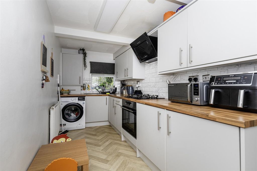 Property photo 3 of 19 Kitchen